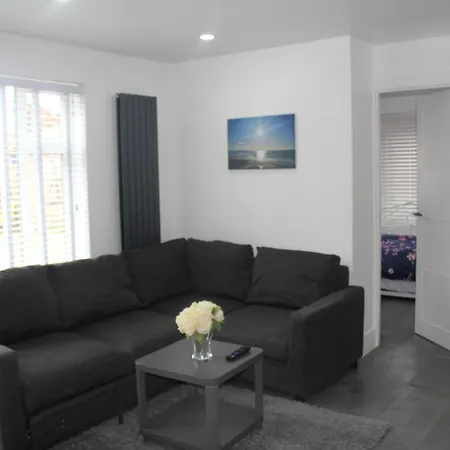 3 Bed House Walking Distance To Central Line Woodford Exterior foto