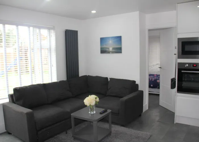 3 Bed House Walking Distance To Central Line