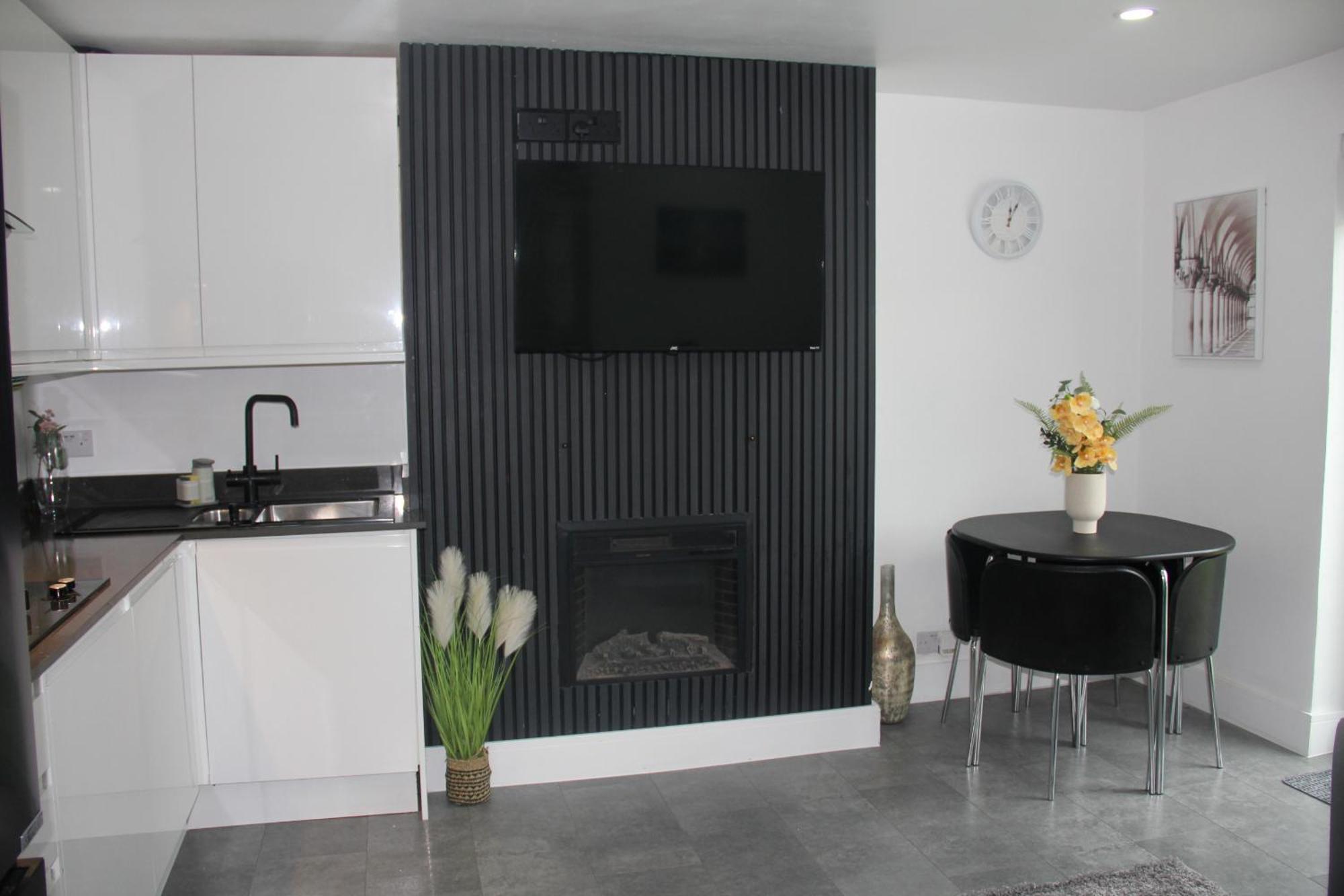 3 Bed House Walking Distance To Line Apartment *