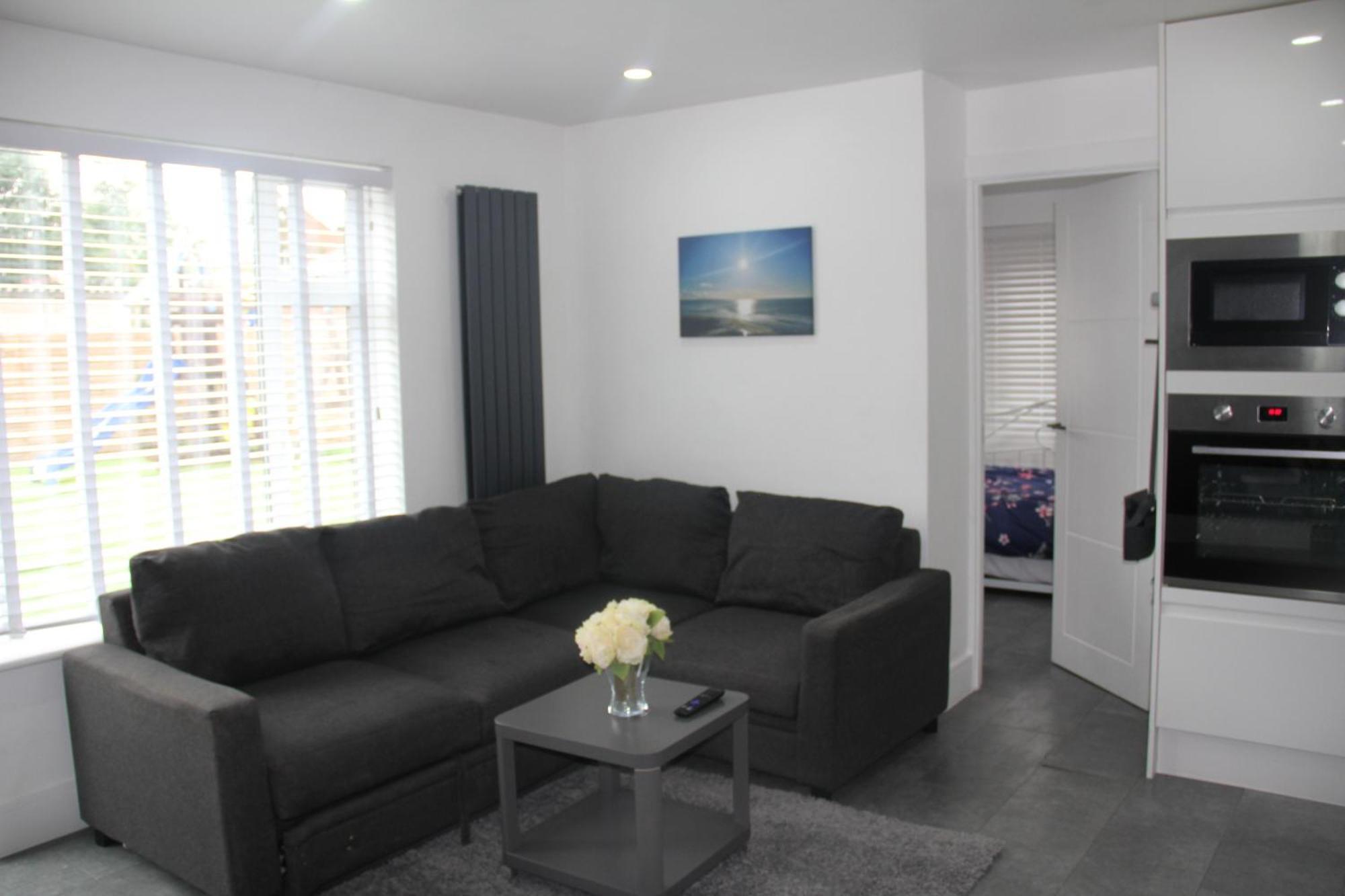 3 Bed House Walking Distance To Line *