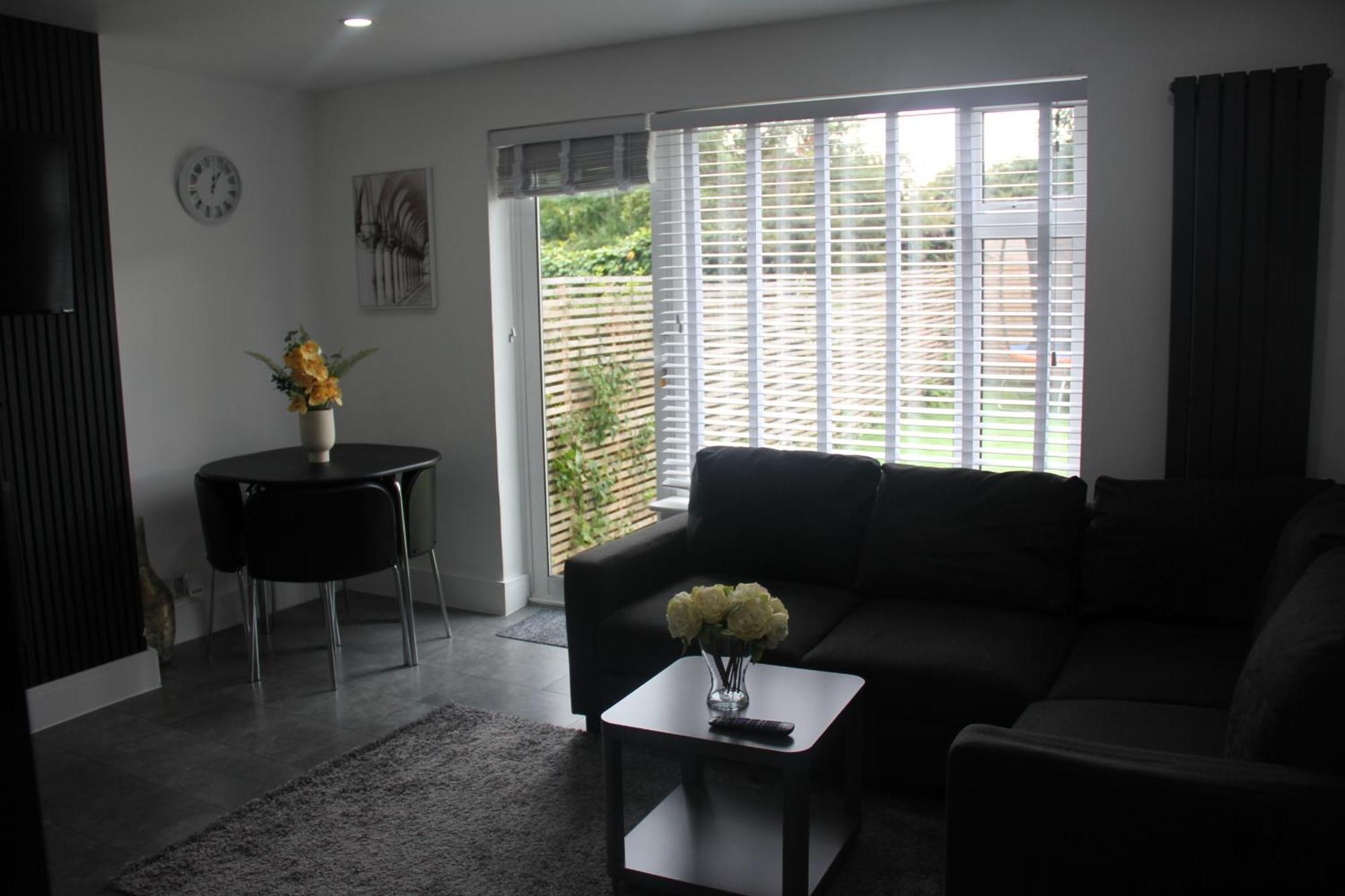 Apartment 3 Bed House Walking Distance To Line *