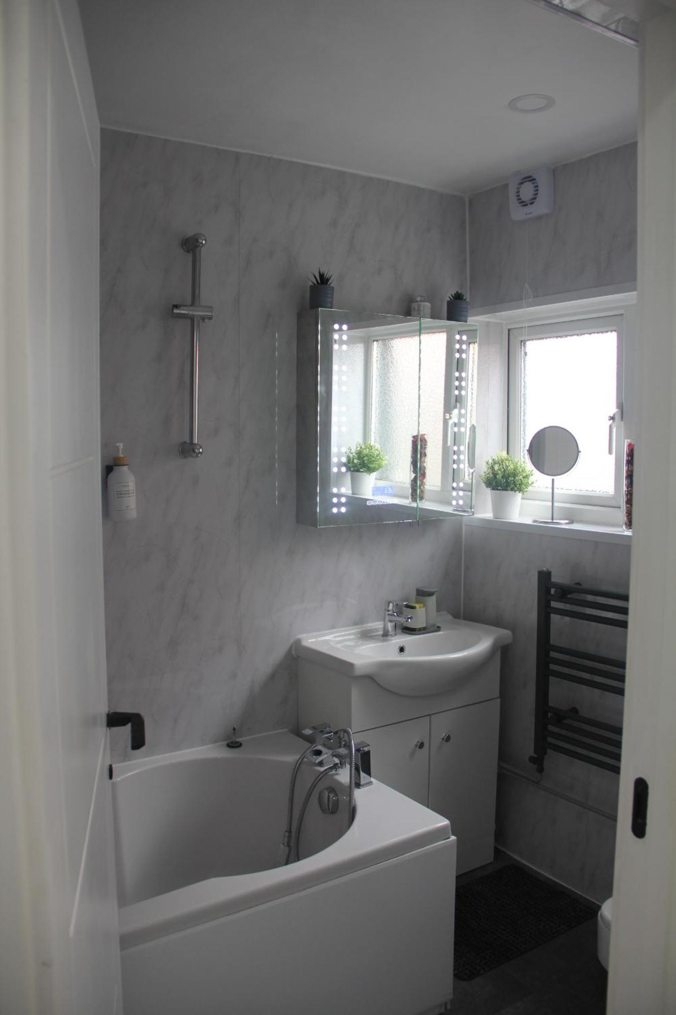 3 Bed House Walking Distance To Line Apartment
