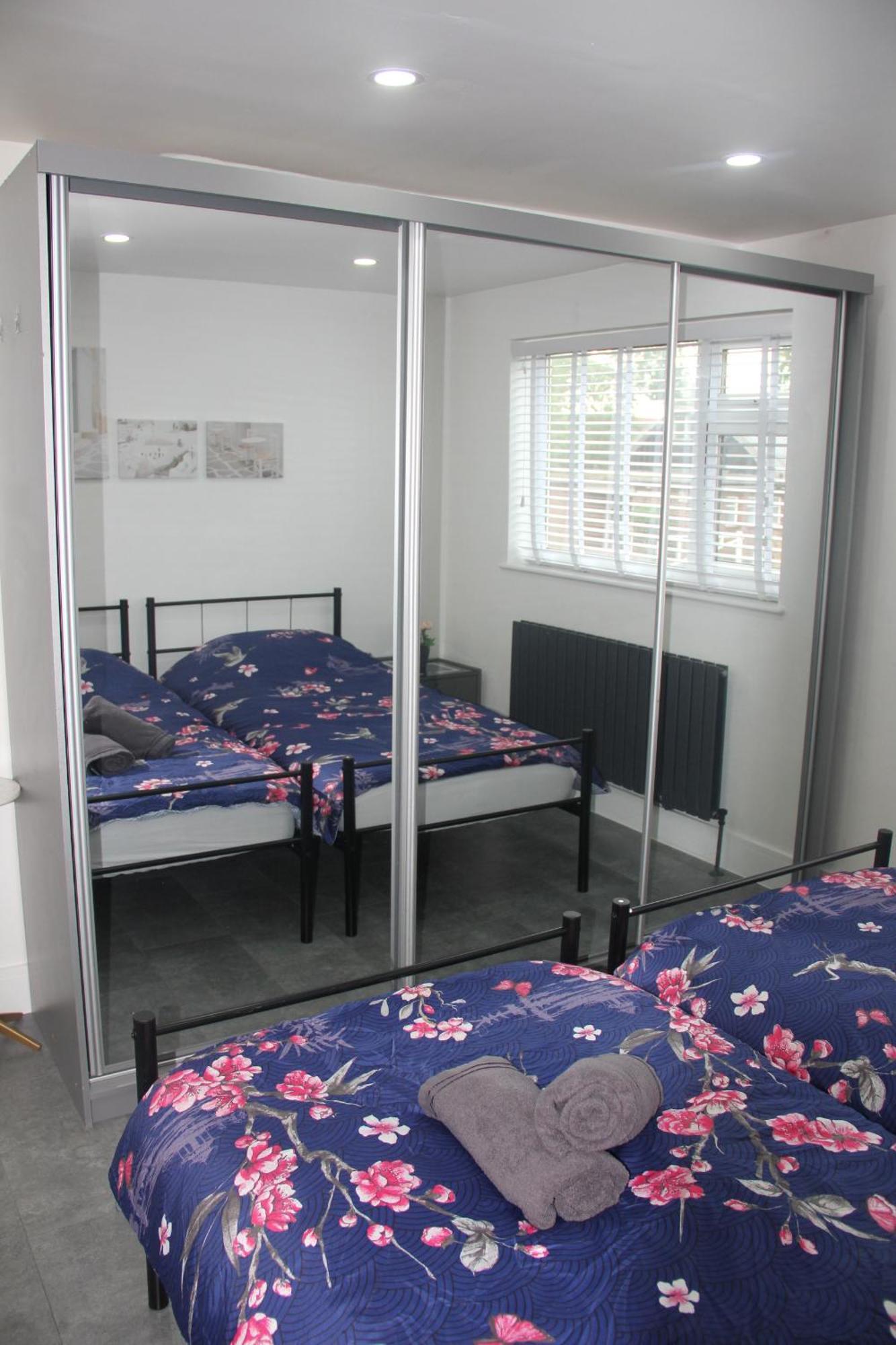 3 Bed House Walking Distance To Line * Woodford