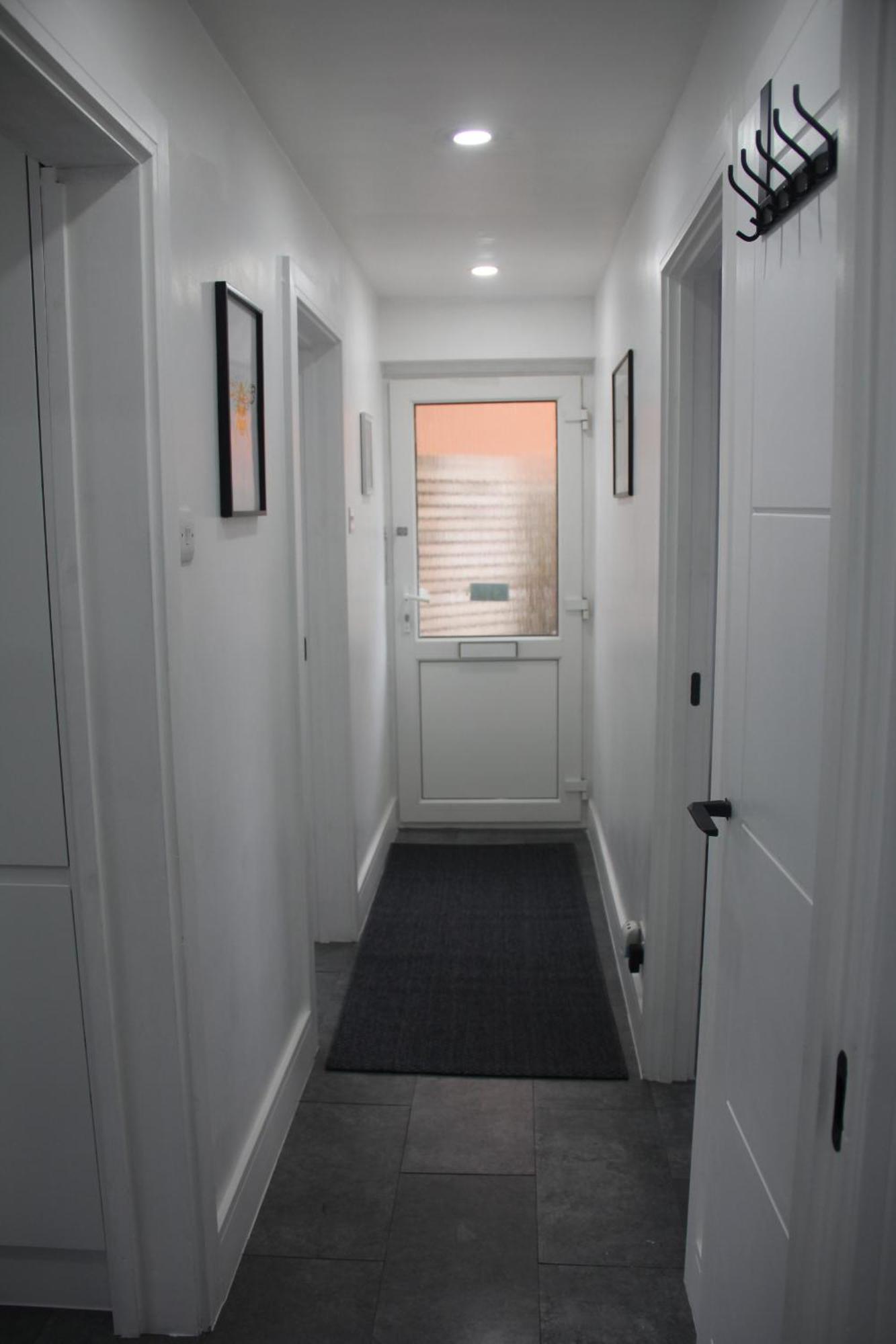 3 Bed House Walking Distance To Line * Woodford